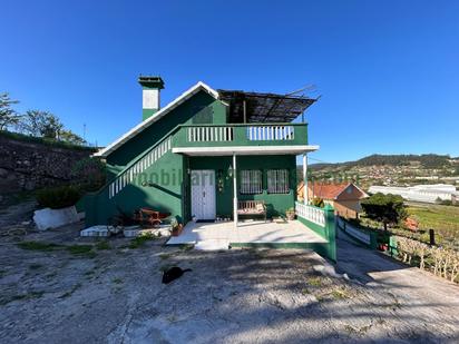 Vista exterior de Casa o xalet en venda en Pontevedra Capital  amb Calefacció, Jardí privat i Traster