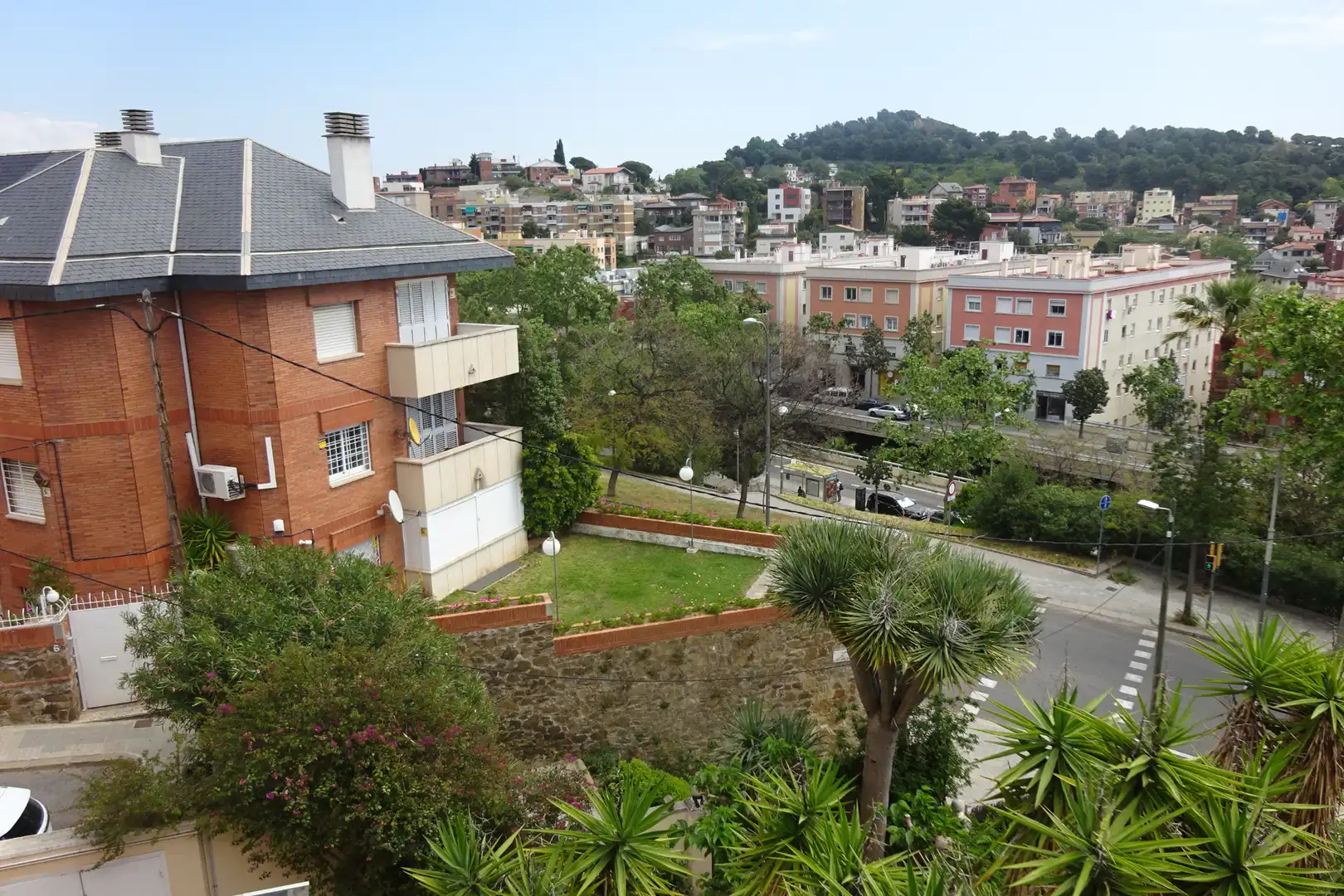 Vista exterior de Casa adosada en venda en Barcelona amb Aire condicionat, Calefacció i Terrassa