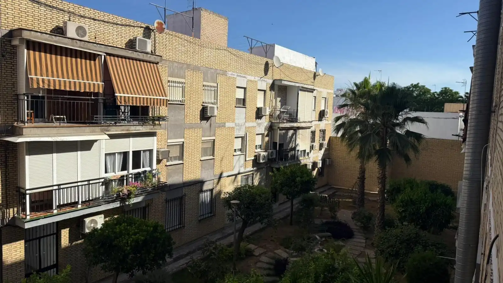 Vista exterior de Piso en venta en Sevilla con Aire acondicionado y Terraza