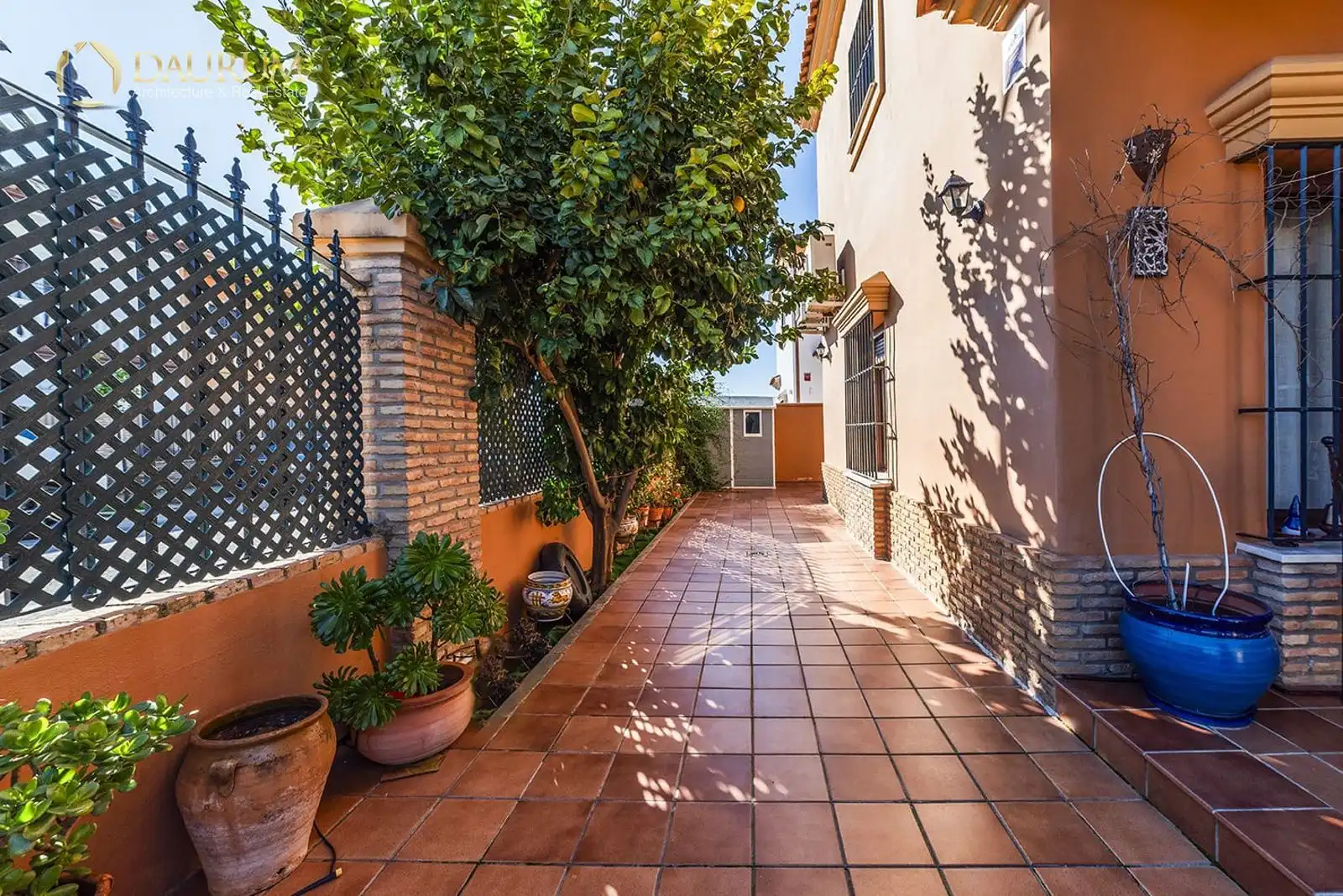 Terrassa de Casa adosada en venda en La Rinconada amb Aire condicionat, Calefacció i Jardí privat