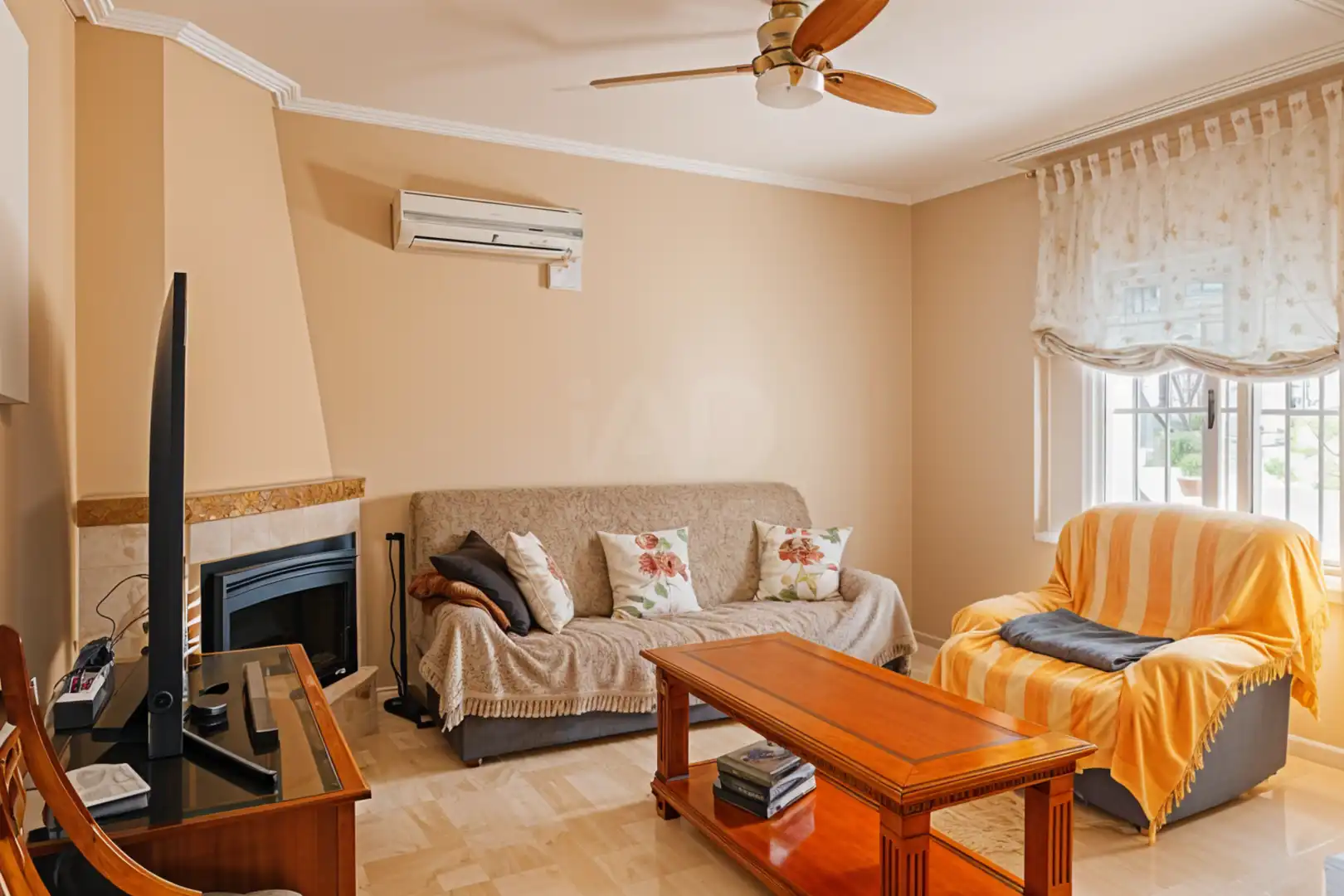 Sala de estar de Casa adosada en venta en Mutxamel con Aire acondicionado, Calefacción y Terraza