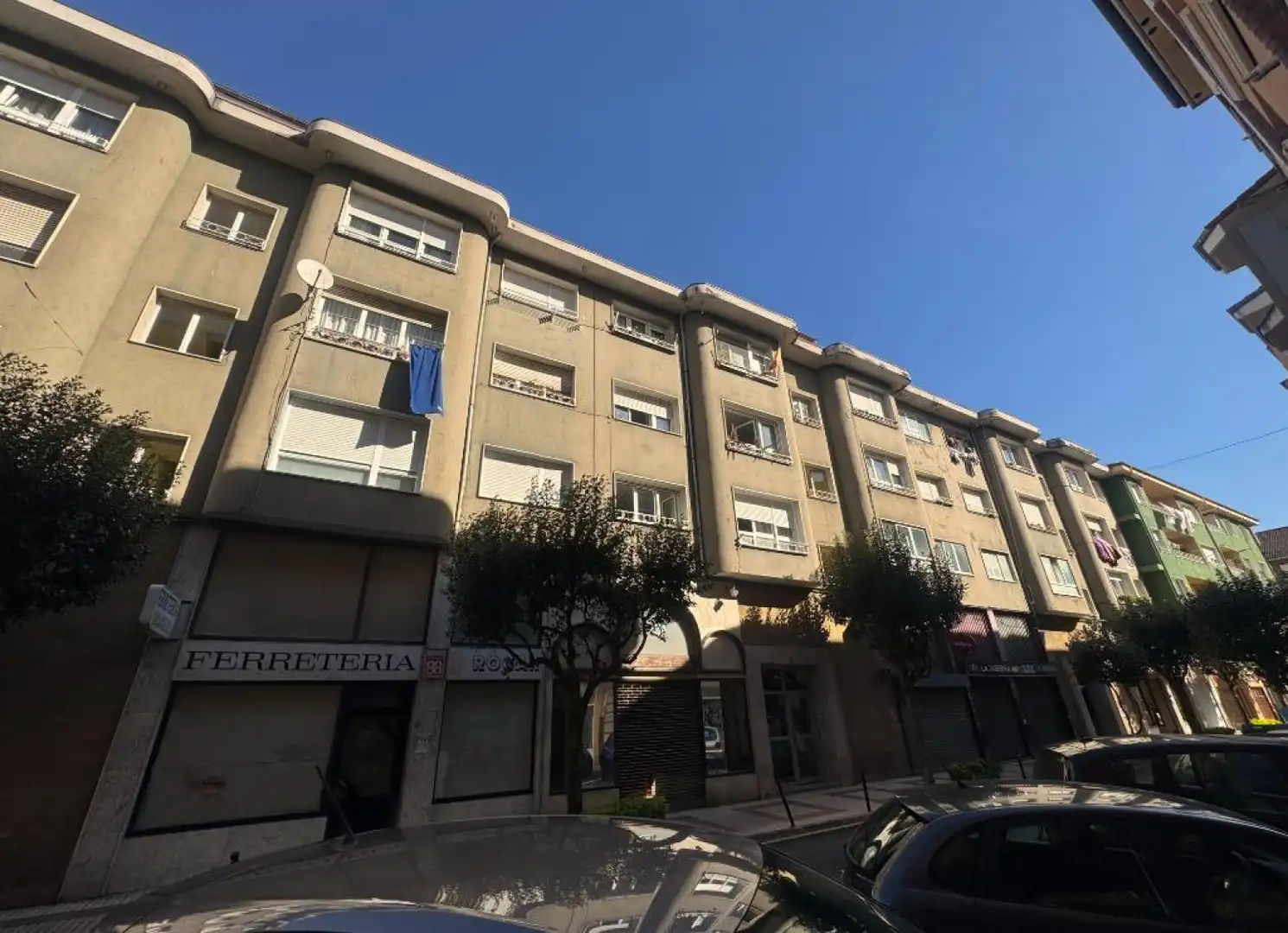 Vista exterior de Pis en venda en Los Corrales de Buelna  amb Calefacció, Parquet i Terrassa