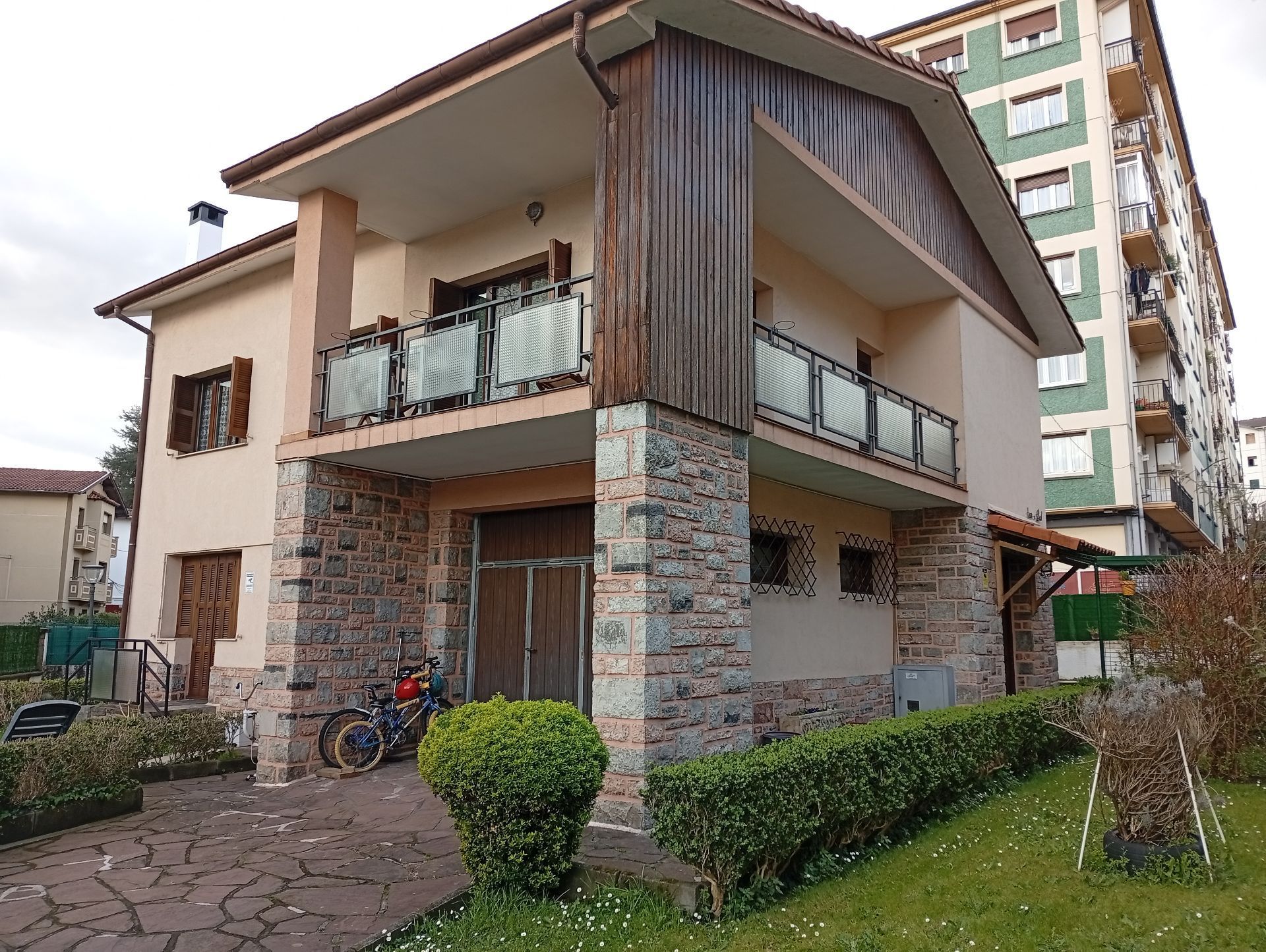 Vista exterior de Casa o xalet en venda en Irun  amb Calefacció, Jardí privat i Traster