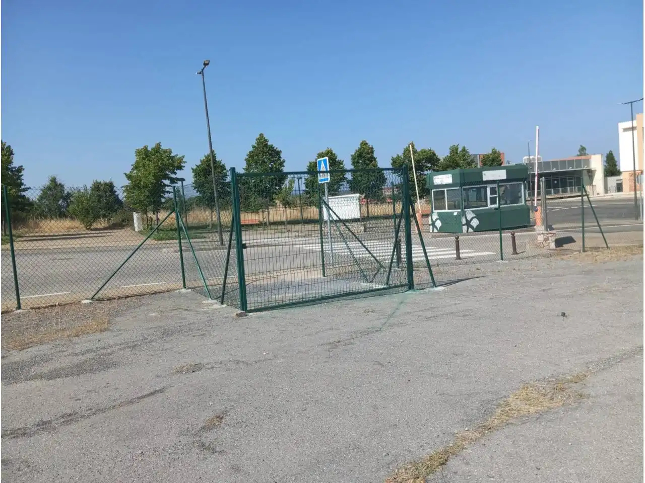 Aparcament de Casa o xalet en venda en Villaquilambre amb Calefacció, Terrassa i Alarma