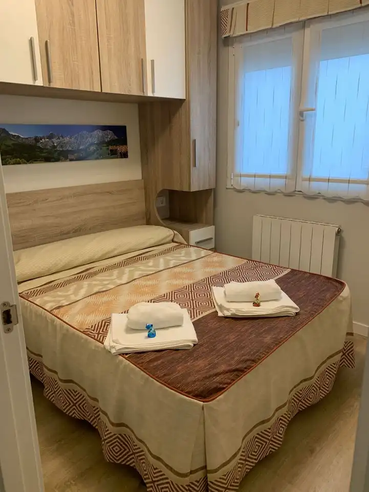Schlafzimmer von Wohnung zur Miete in Gijón  mit Heizung, Parkett und Möbliert