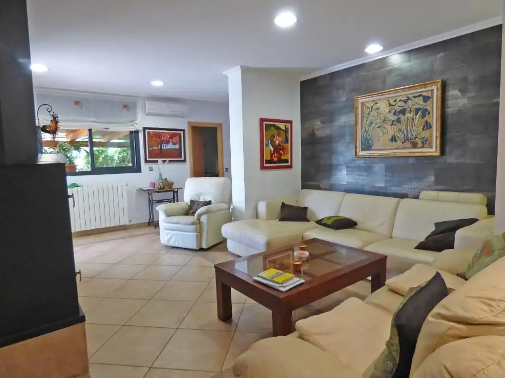 Sala d'estar de Casa o xalet en venda en Vilafant amb Aire condicionat, Jardí privat i Terrassa
