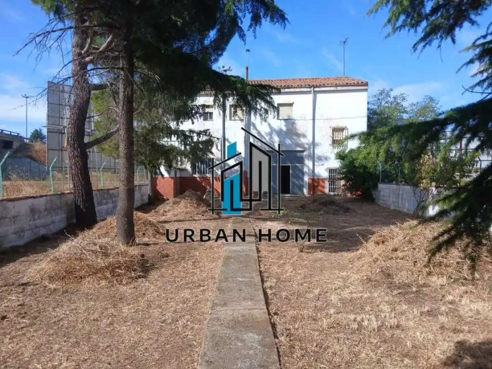 Vista exterior de Casa o xalet en venda en León Capital  amb Calefacció i Jardí privat