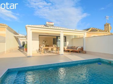 Villa con piscina in vendita a El Chaparral - Torrevieja