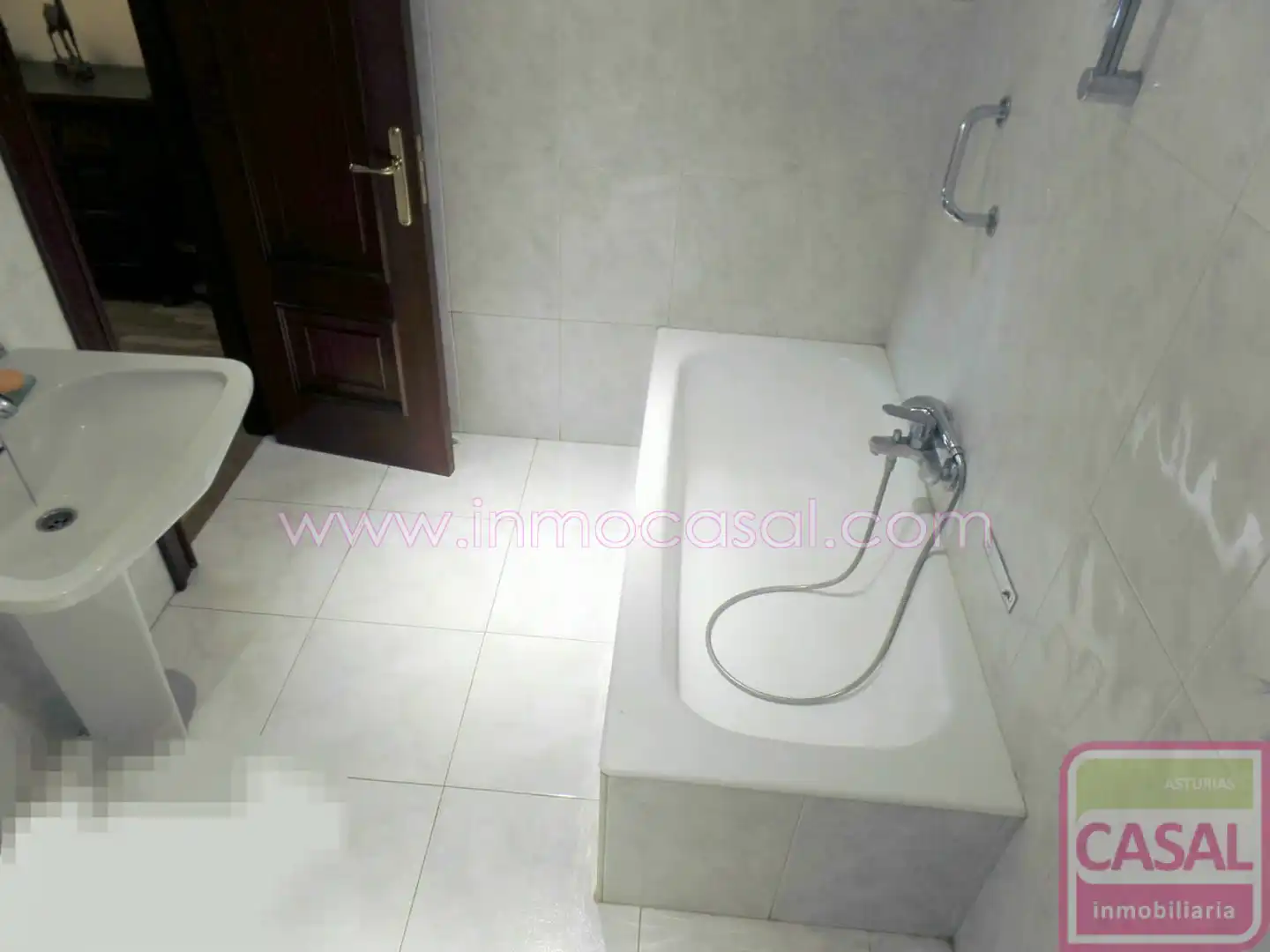 Bathroom of Flat for sale in Oviedo   with Heating, Terrace and Furnished