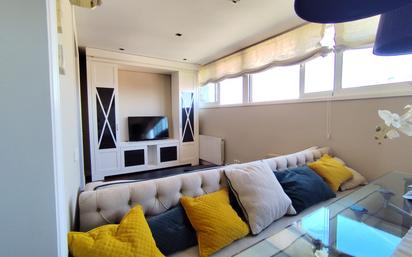 Sala d'estar de Àtic en venda en L'Hospitalet de Llobregat amb Calefacció