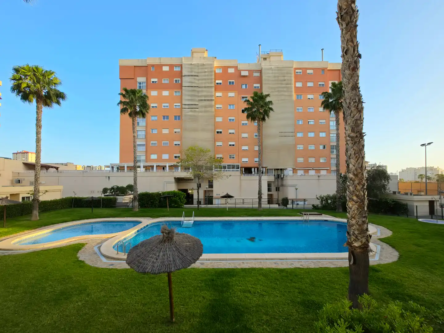 Vista exterior de Pis en venda en Alicante / Alacant amb Aire condicionat, Terrassa i Piscina comunitària