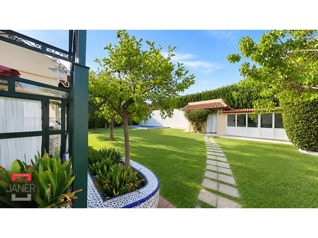 Garden of Houses for sale in Tomares  with Air Conditioner, Private garden and Terrace
