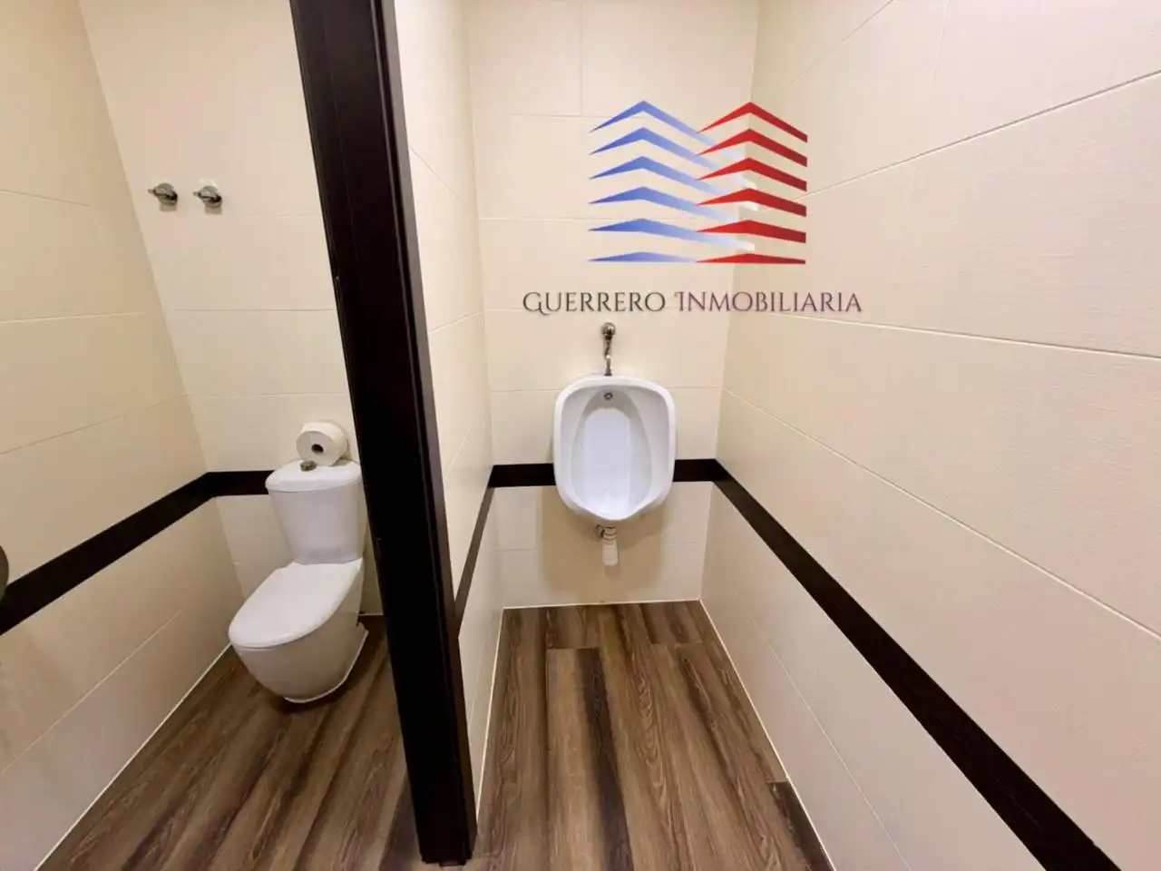 Bany de Local en venda en Ourense Capital  amb Aire condicionat i Alarma