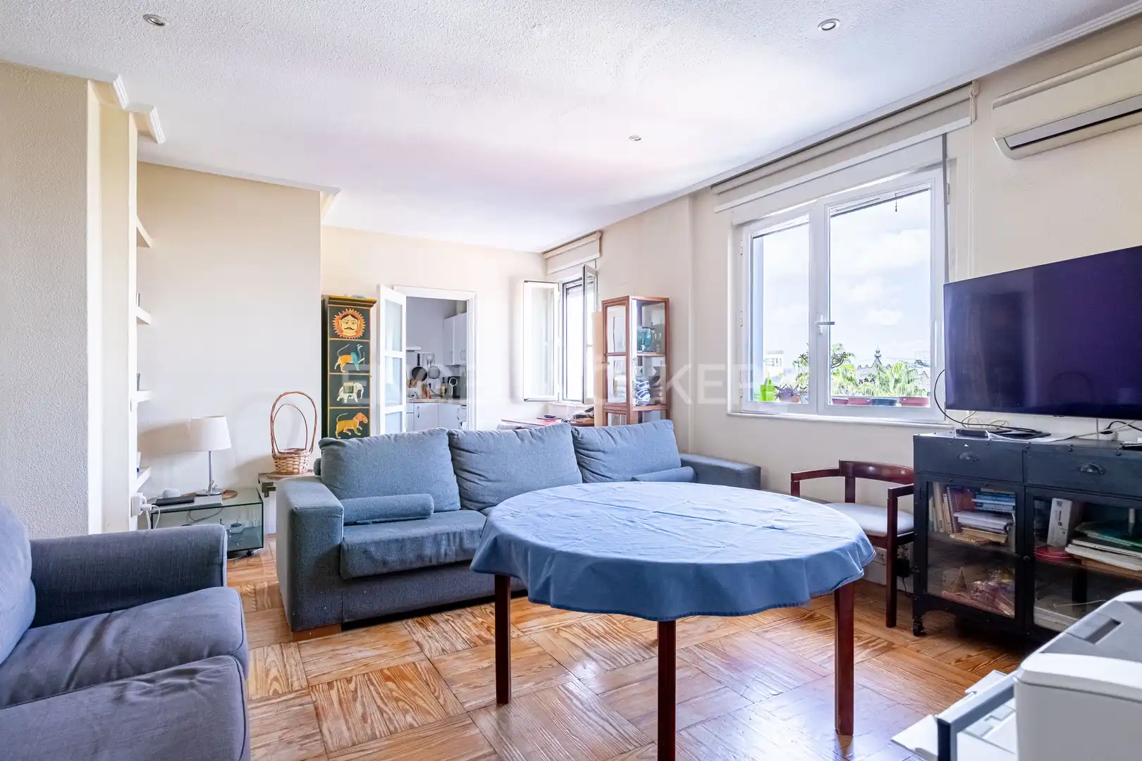 Living room of Flat for sale in Sevilla  with Air Conditioner and Heating