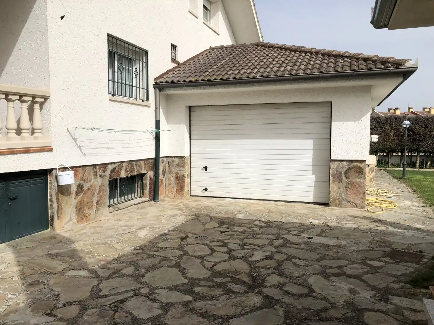 Aparcament de Casa o xalet en venda en La Lastrilla  amb Calefacció, Jardí privat i Traster
