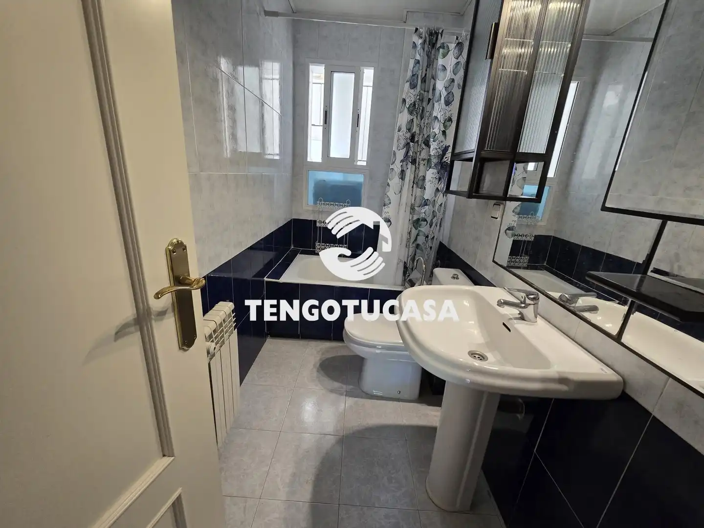 Bathroom of Flat for sale in Madrid  with Air Conditioner, Heating and Parquet flooring