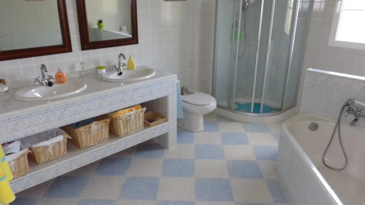 Baño de Casa o chalet en venta en Petrer con Aire acondicionado, Calefacción y Jardín privado