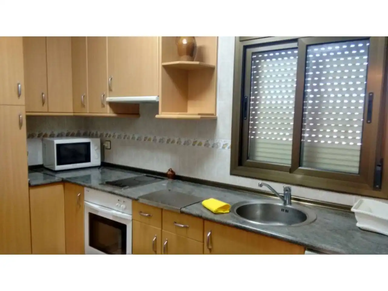Cocina de Local en venta en El Grado con Aire acondicionado