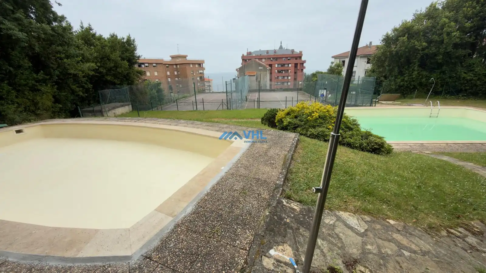 Piscina de Piso de alquiler en Castro-Urdiales con Calefacción, Terraza y Amueblado
