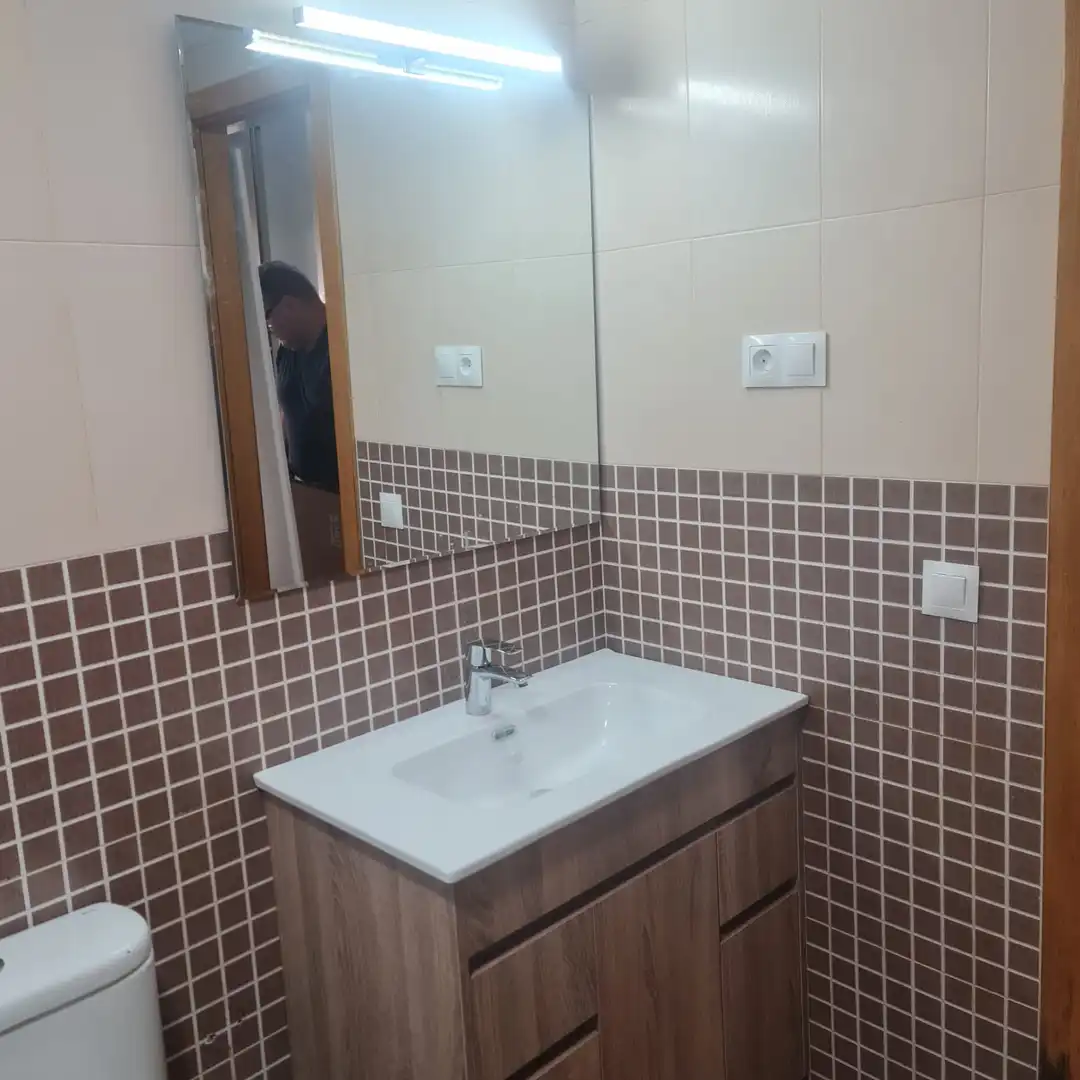 Badezimmer von Wohnung zur Miete in Málaga mit Möbliert, Waschmaschine und Mikrowelle