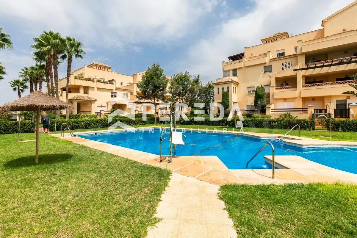 Vista exterior de Apartament en venda en Roquetas de Mar amb Piscina comunitària