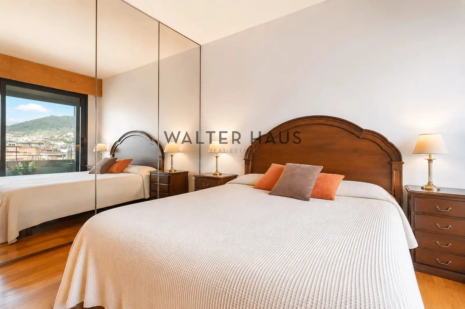 Schlafzimmer von Dachboden zum Verkauf in Barcelona mit Klimaanlage, Heizung und Parkett