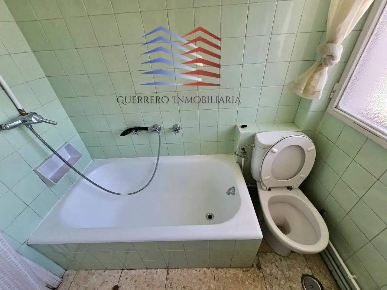 Bany de Pis de lloguer en Ourense Capital  amb Calefacció, Moblat i Balcó
