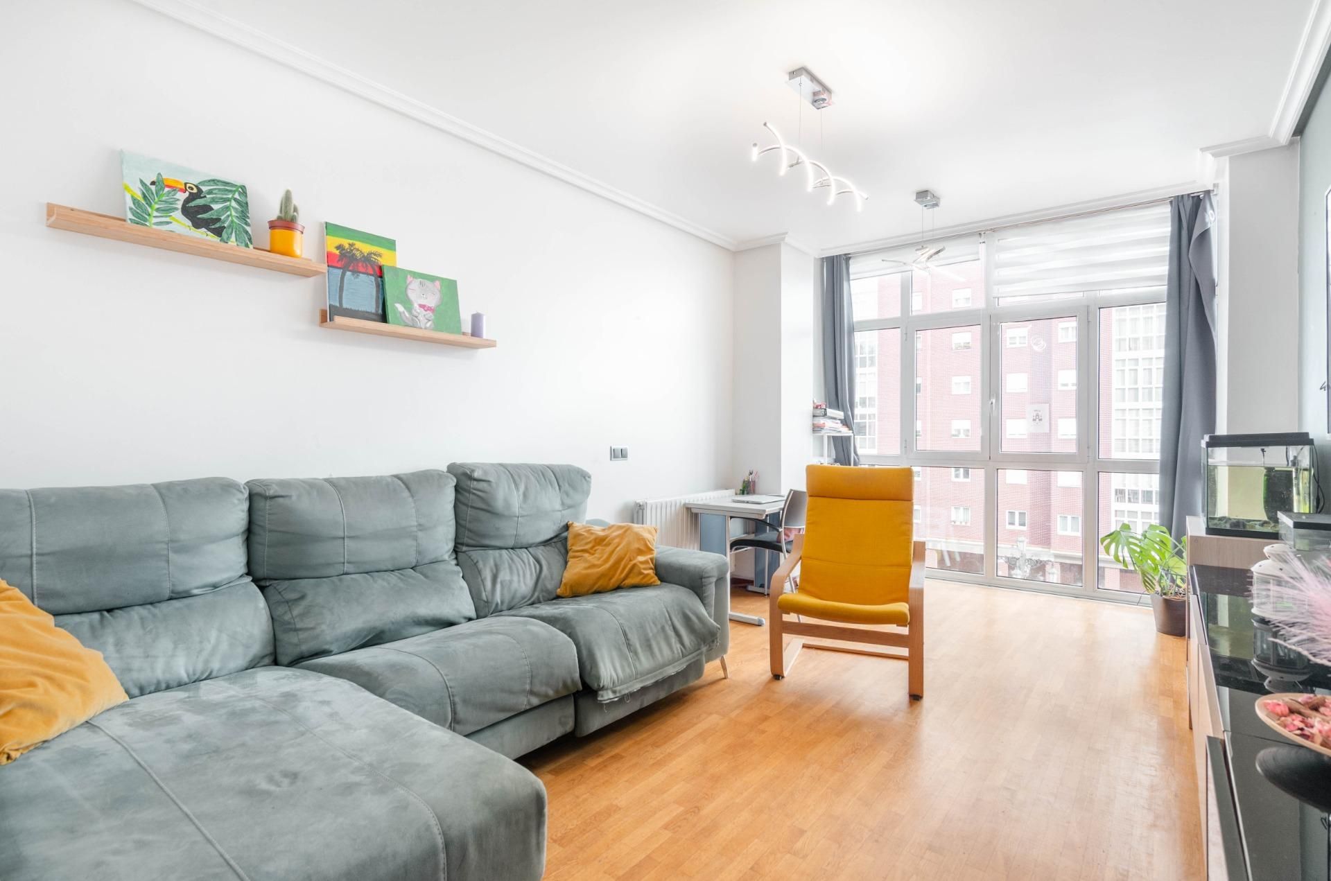 Living room of Flat for sale in Oviedo   with Private garden and Storage room