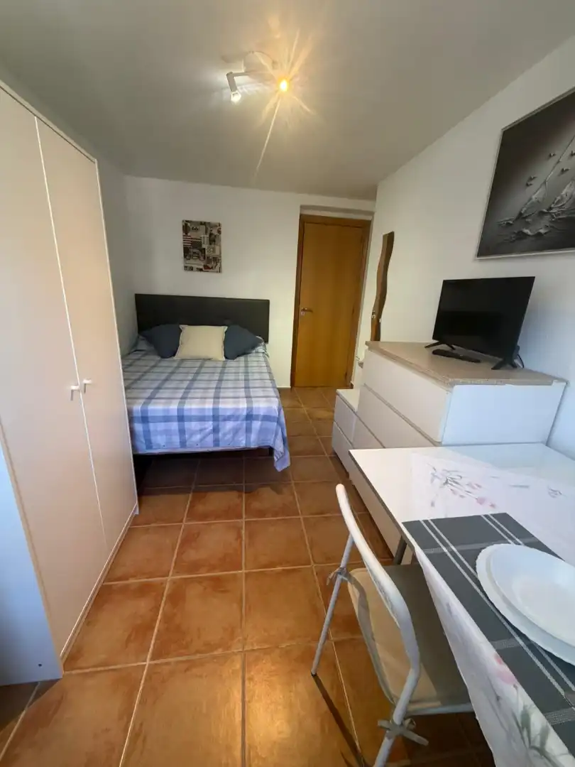 Habitación de Piso para compartir en Torrent con Amueblado, Horno y Lavadora