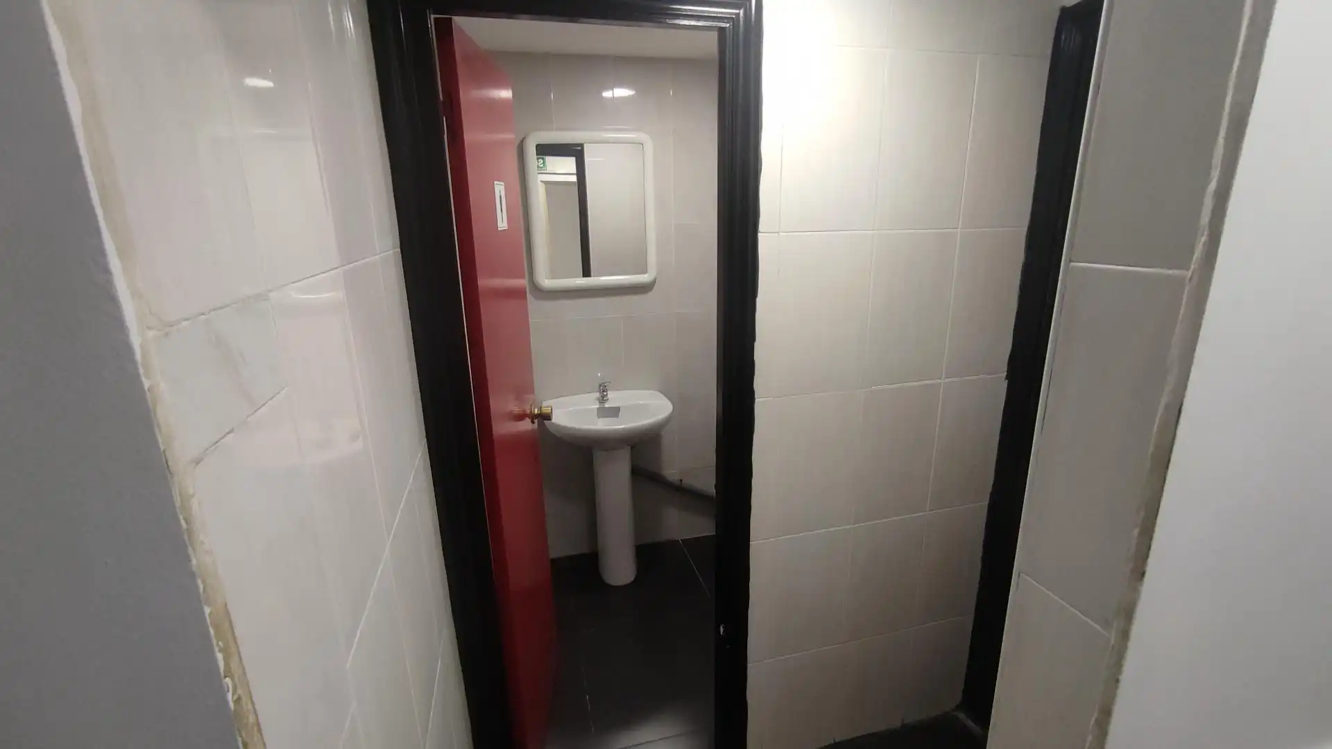 Bathroom of Office for rent in Tarragona