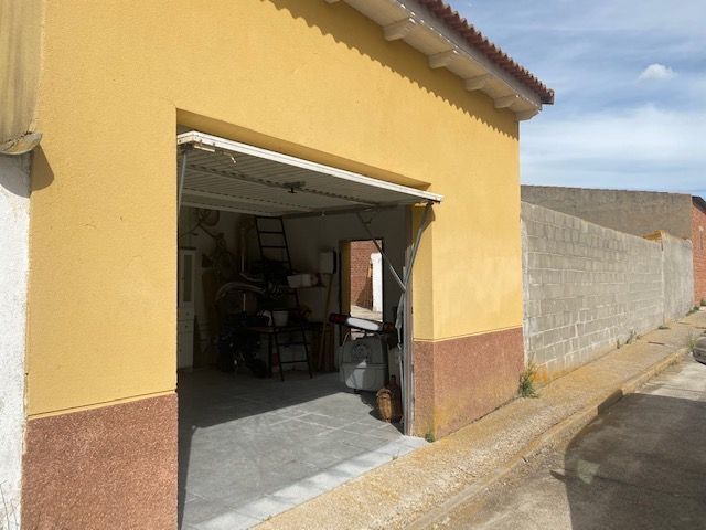 Vista exterior de Casa o xalet en venda en San Juan de la Encinilla amb Calefacció i Piscina