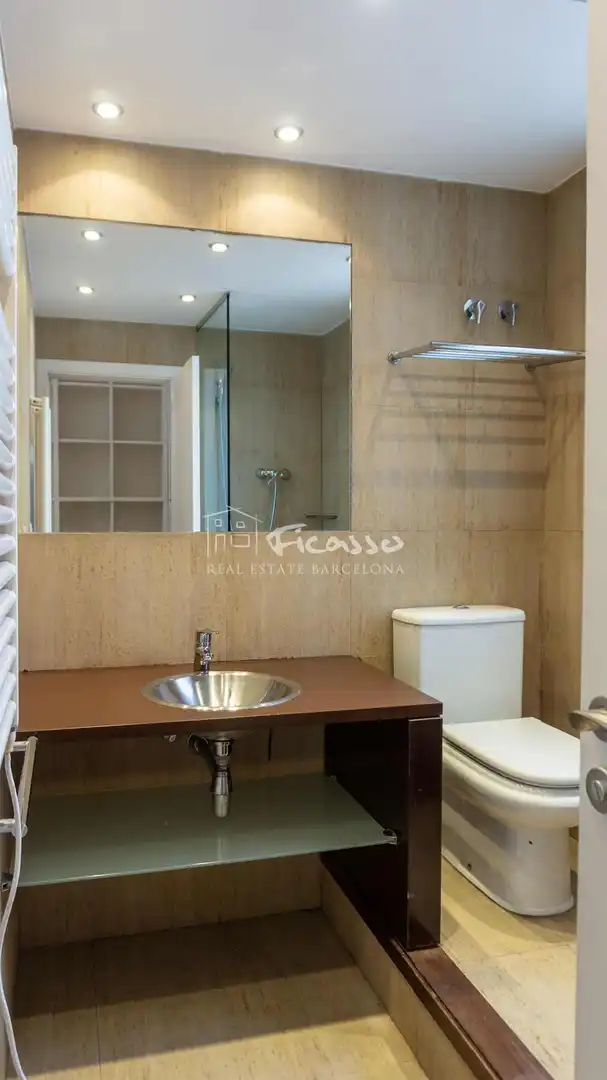 Bathroom of Attic for rent in Barcelona  with Air Conditioner, Heating and Parquet flooring