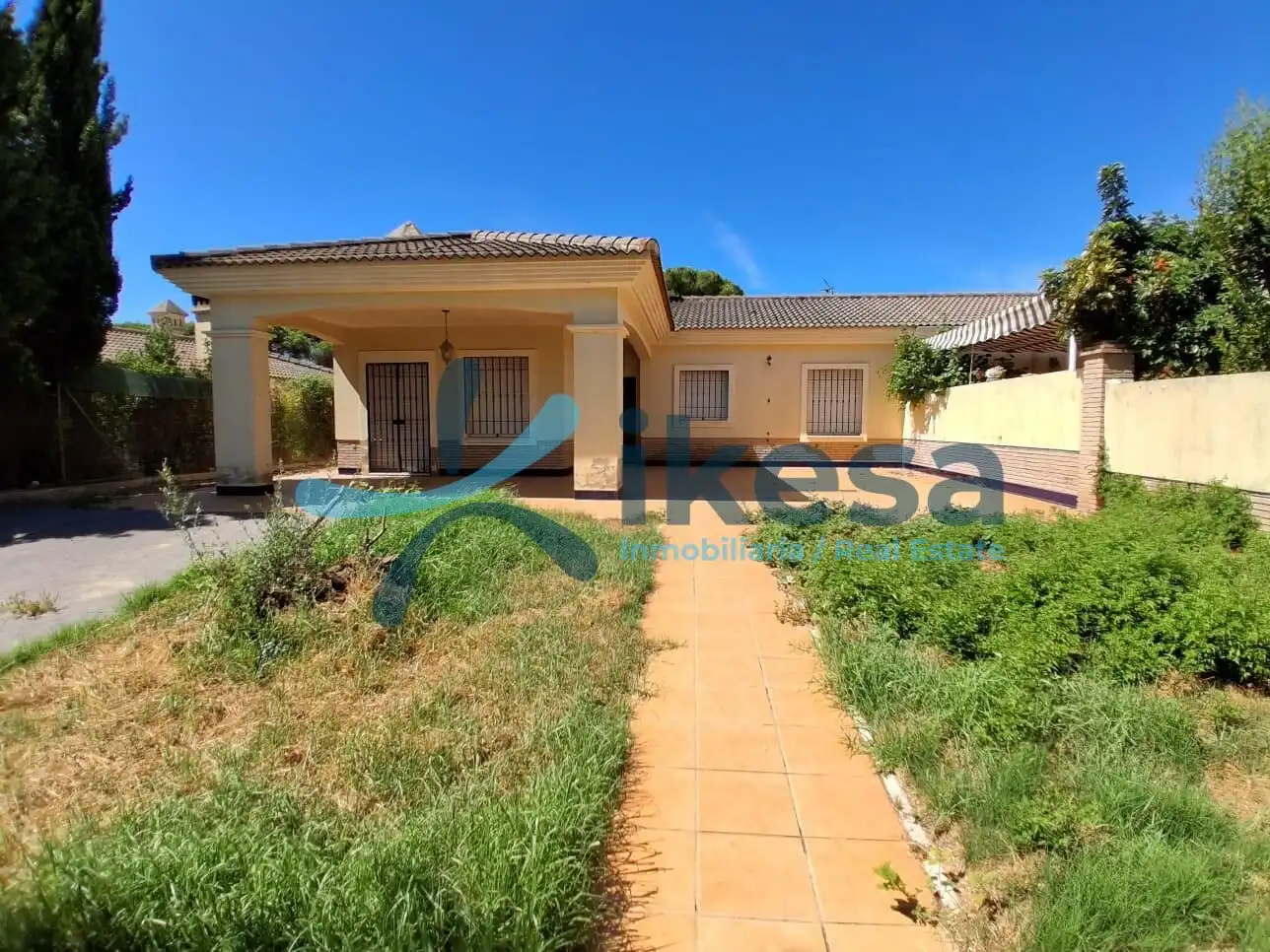 Vista exterior de Casa adosada en venda en El Portil amb Piscina comunitària