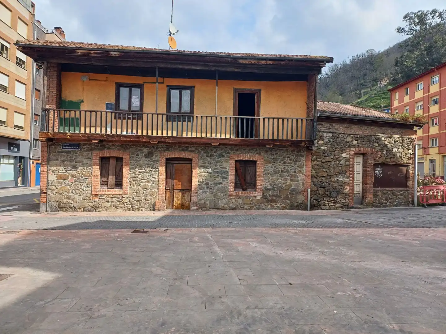Vista exterior de Casa o xalet en venda en Mieres (Asturias) amb Terrassa i Piscina