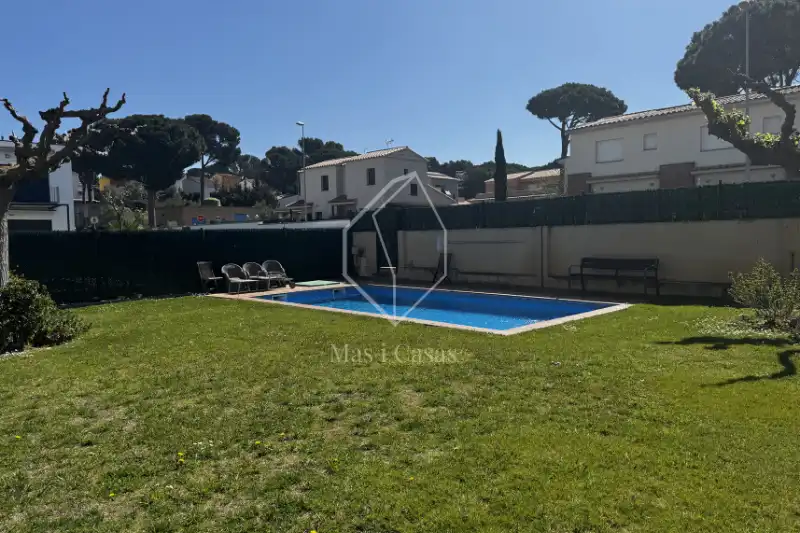 Schwimmbecken von Einfamilien-Reihenhaus zum Verkauf in L'Escala mit Klimaanlage, Heizung und Terrasse