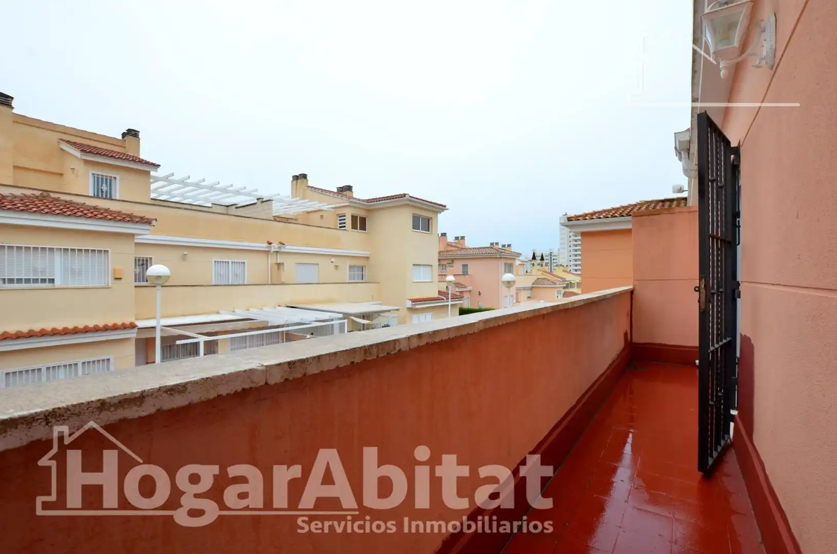 Außenansicht von Einfamilien-Reihenhaus zum Verkauf in Cullera mit Privatgarten, Terrasse und Abstellraum