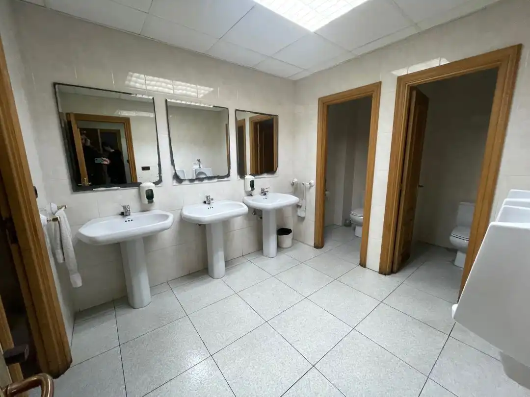 Badezimmer von Fabrikhallen zur Miete in Deba