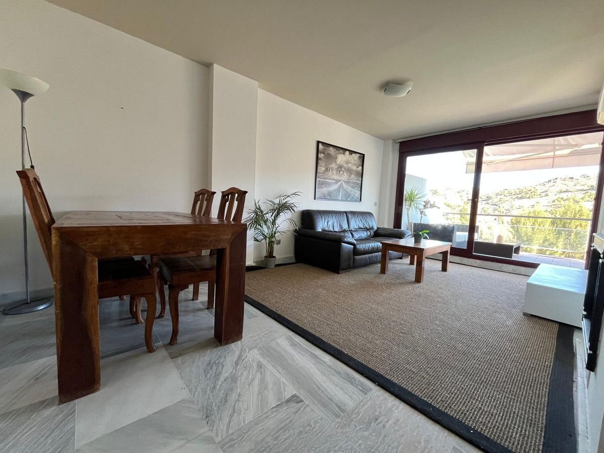 Sala d'estar de Apartament en venda en Benahavís amb Aire condicionat, Jardí privat i Terrassa