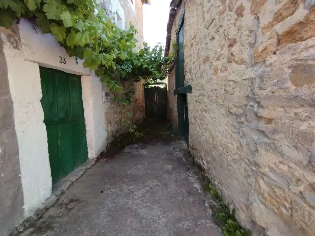 Außenansicht von Haus oder Chalet zum Verkauf in Valle de Tobalina mit Heizung und Privatgarten