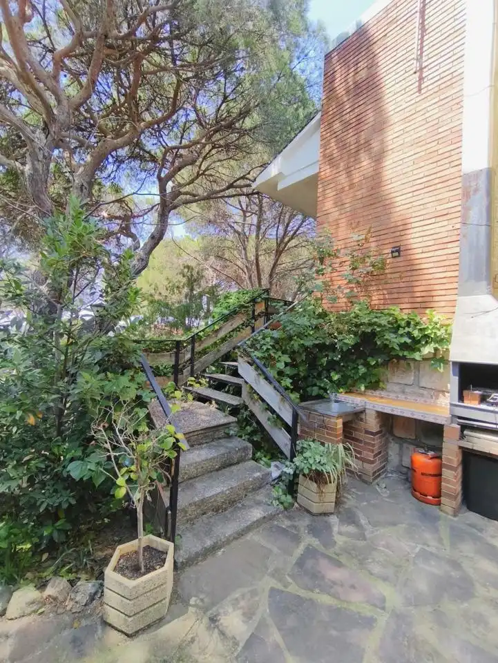 Vista exterior de Casa o xalet en venda en Villa del Prado amb Aire condicionat, Calefacció i Jardí privat