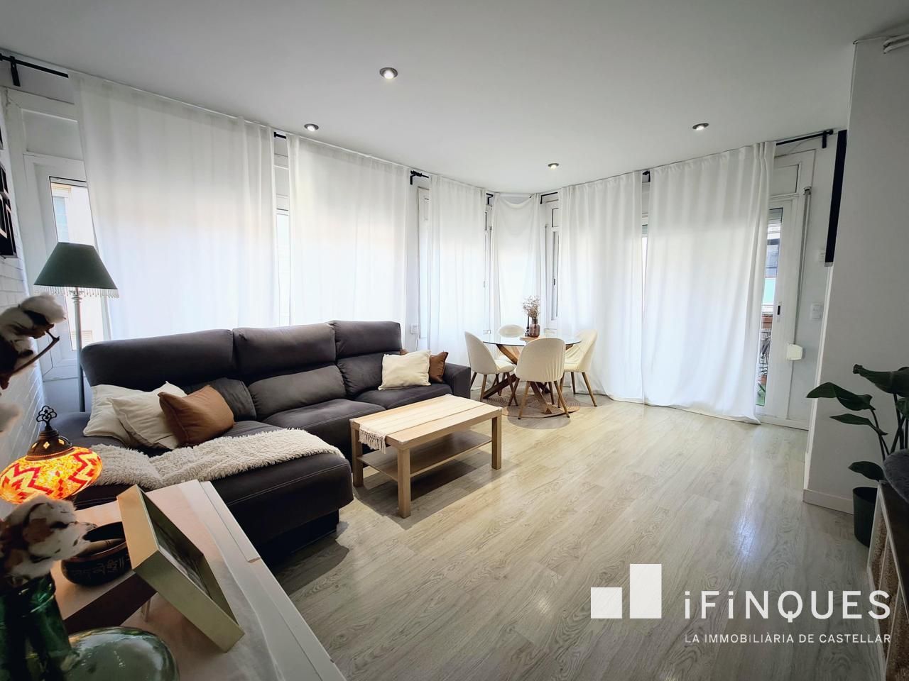 Living room of Flat for sale in Castellar del Vallès  with Air Conditioner, Heating and Parquet flooring