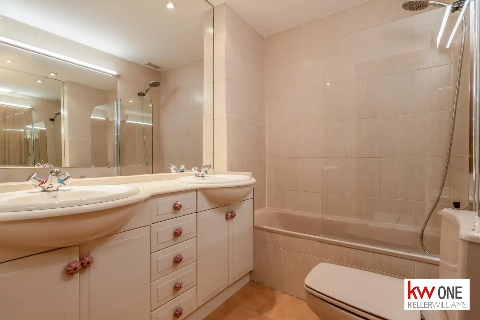 Baño de Casa adosada de alquiler en Pozuelo de Alarcón con Aire acondicionado, Calefacción y Jardín privado