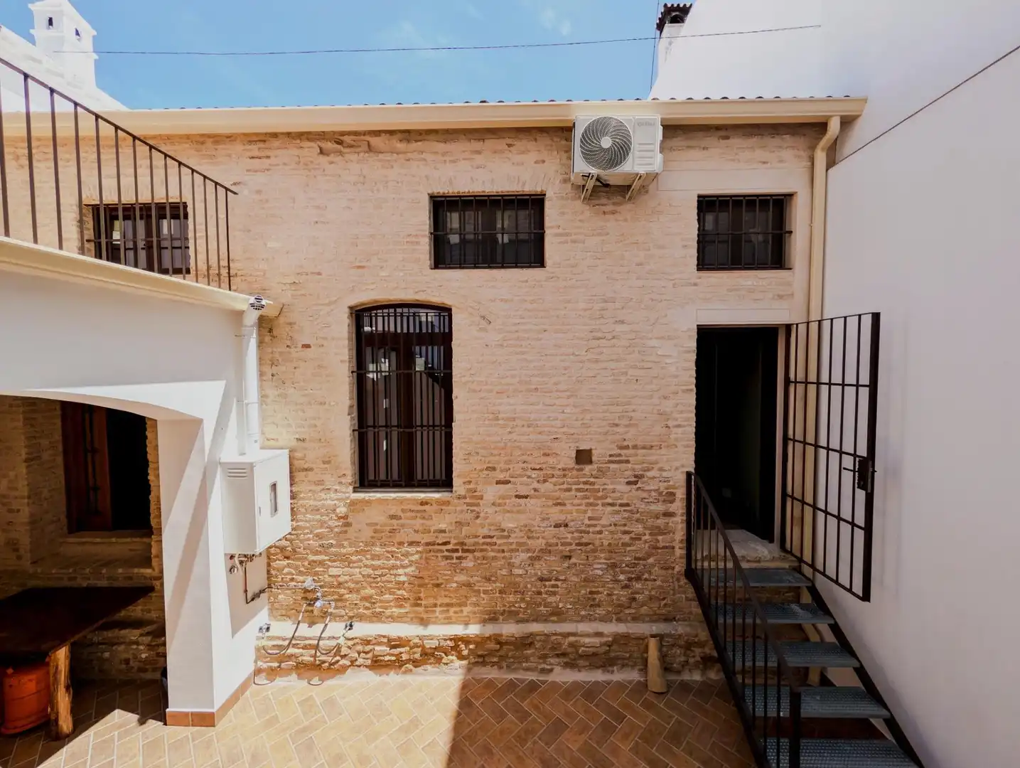 Vista exterior de Casa adosada en venda en Sanlúcar la Mayor amb Aire condicionat, Calefacció i Terrassa