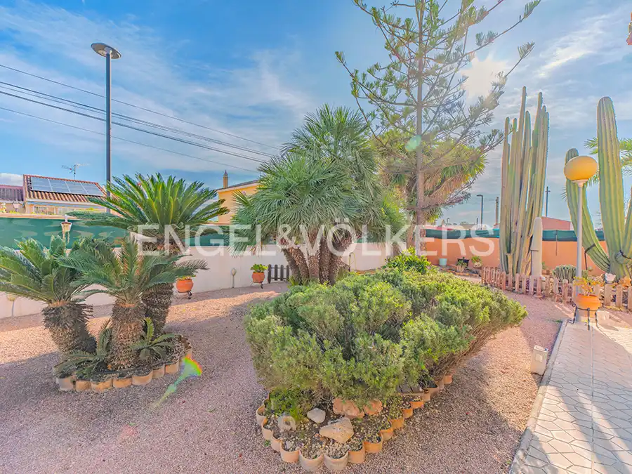 Exterior view of Houses for sale in San Vicente del Raspeig / Sant Vicent del Raspeig  with Air Conditioner, Heating and Private garden