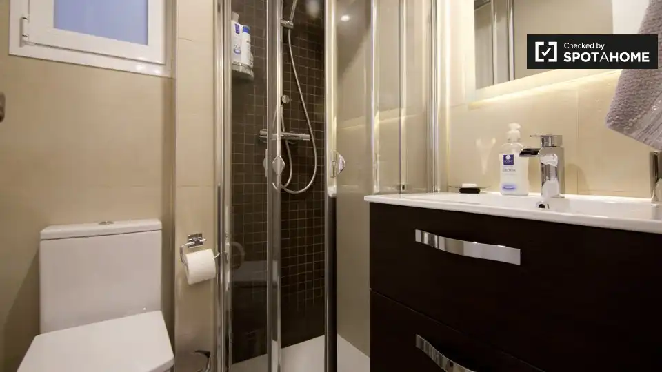 Bathroom of Study for share in Madrid  with Air Conditioner, Heating and Terrace
