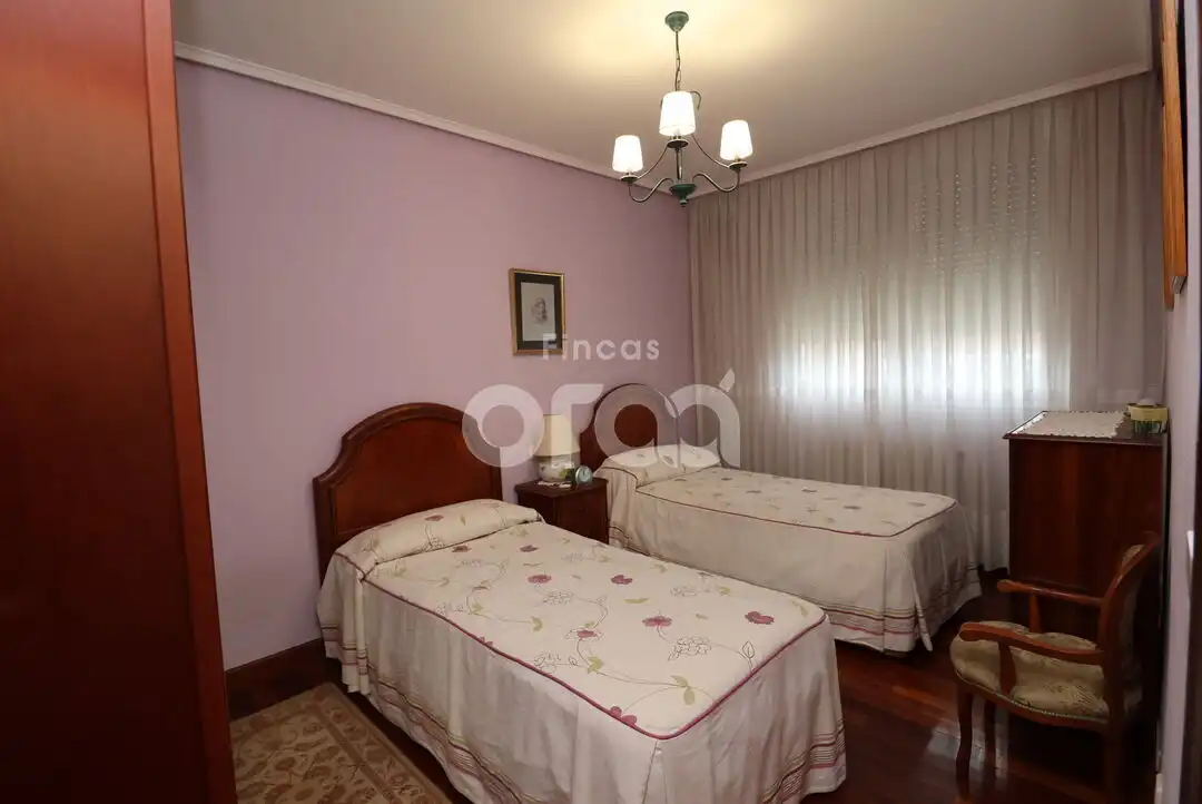 Schlafzimmer von Einfamilien-Reihenhaus zum Verkauf in Abanto y Ciérvana-Abanto Zierbena mit Heizung, Privatgarten und Möbliert