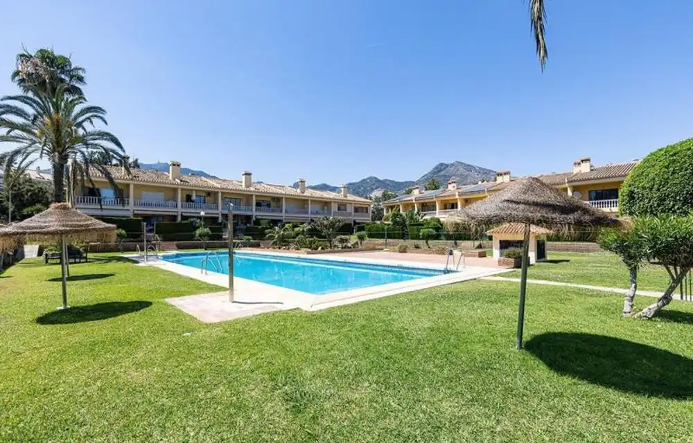 Vista exterior de Casa adosada en venda en Benalmádena amb Aire condicionat, Jardí privat i Terrassa