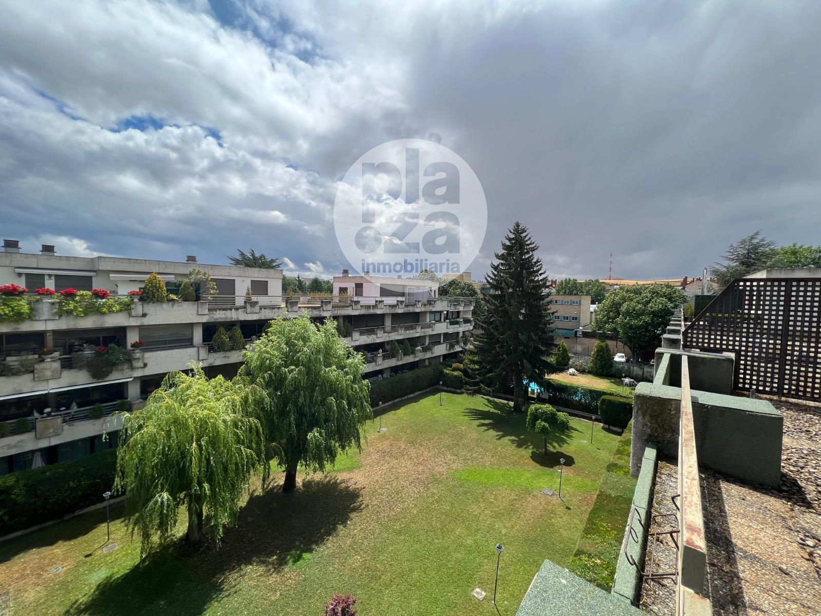 Vista exterior de Dúplex en venda en Burgos Capital amb Calefacció, Terrassa i Traster