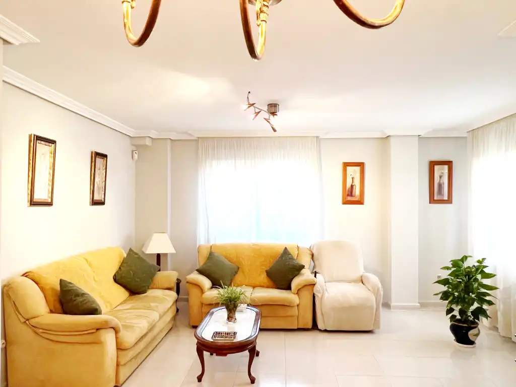 Sala d'estar de Casa o xalet en venda en Alcalá de Henares amb Aire condicionat, Calefacció i Jardí privat