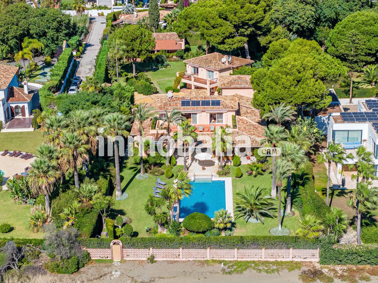Vista exterior de Casa o xalet en venda en Estepona amb Aire condicionat, Jardí privat i Terrassa